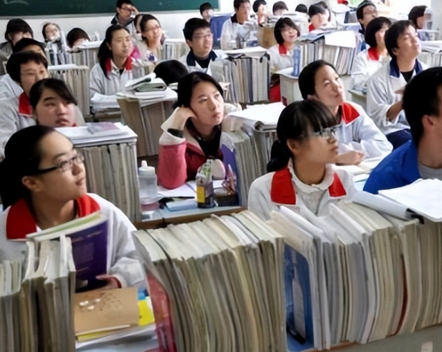 曾经上课得轮番运用设备现在每个班级都能同步展开试验 曾经上课得轮番运用设备现在每个班级都能同步展开试验