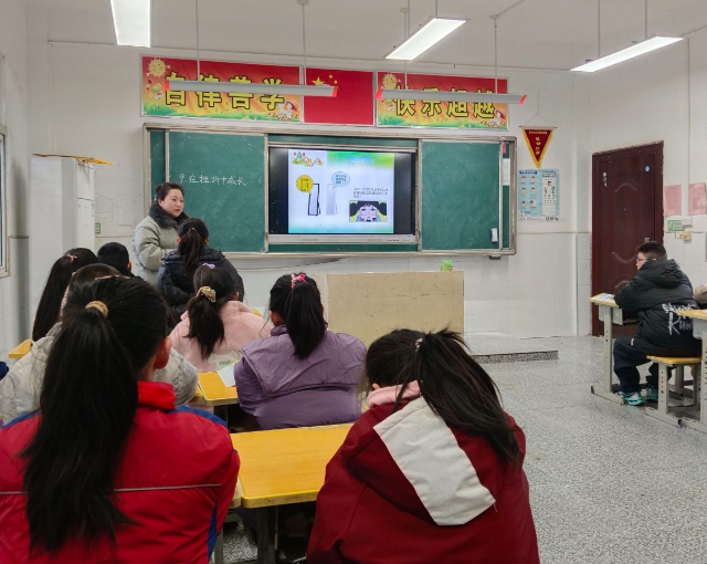 同学们正一起拼搭心情积木五颜六色的积木块在他们手中逐渐成