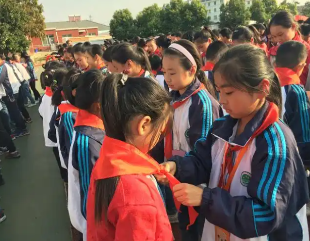 以温暖的话语欢迎新同学到来详尽解说校园常规课堂纪律文明礼