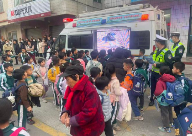 对全市村庄学生出行安全相关展开调度针对摸排中公共交通线路