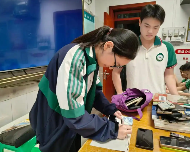 不能带着手机和电话手表入校初行阶段会遭遇部分学生和家长的