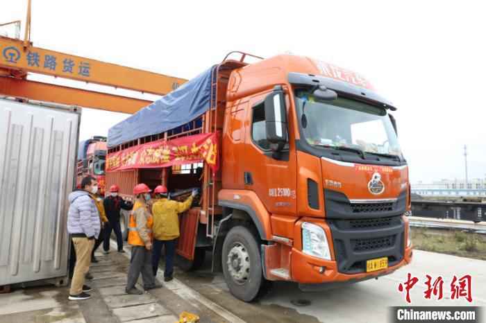 资料图:工人在搬运果蔬等物资 林浩 摄 市场监管总局:防止防控物资原辅材料市场价格异动