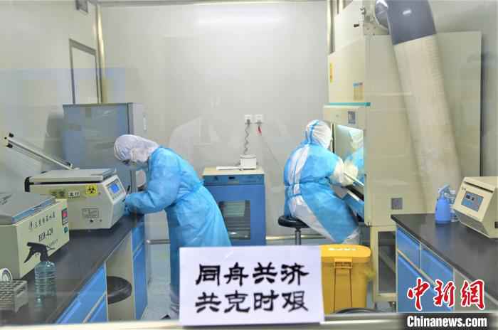  探访新疆兵团“核酸检测人员”：离病毒最近 如“雷区”排雷