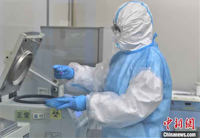  探访新疆兵团“核酸检测人员”：离病毒最近 如“雷区”排雷