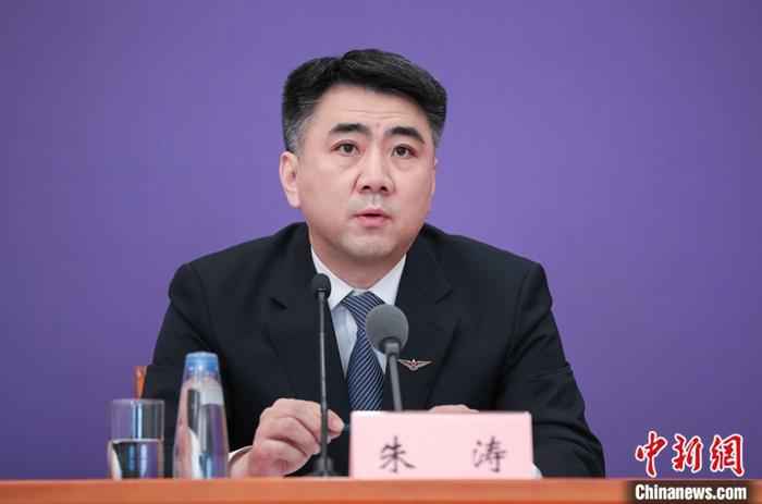 3月16日,中国民用航空局飞行标准司司长朱涛在北京表示,为有效防止境外疫情输入,中国民航局将航班风险划分为高、中、低三个等级,根据不同等级采取不同的防控措施。当天,中国国务院联防联控机制举行新闻发布会,介绍依法防控新冠肺炎境外疫情输入有关情况。中新社记者 贾天勇 摄 民航局:将航班分为高中低三个风险等级 精准防控