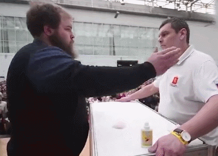 巴掌锦标赛现场。 真会玩!做鬼脸、背媳妇……世界奇葩比赛知多少?