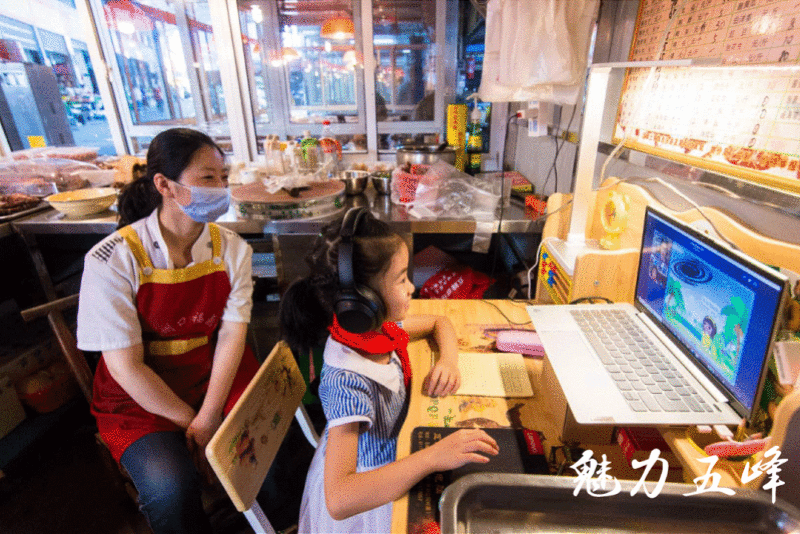 案板下学习的女孩：半年后仍在原处上网课，柜子加高心态不变