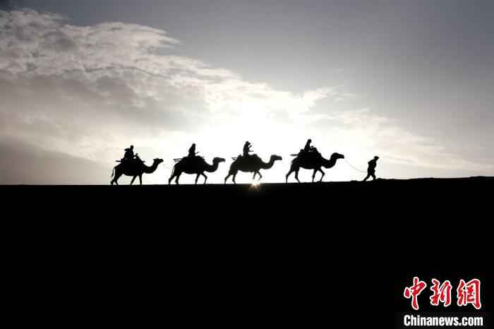 图为敦煌大漠晨光引客“画中游”。 张晓亮 摄 古郡敦煌大漠晨光引客“画中游”