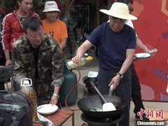 “农民院士”朱有勇田间直播卖土豆 助力云南脱